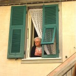 corniglia_lady_at_window